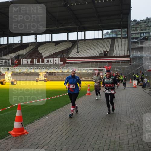 07.12.2025 - St. Pauli X-Mass-Run No. 15 Fabian Wolf http://msf.ph/oto/9422002 07.12.2025 11:48:58 Ziel 24, 146, 244, 548, 701, 703, 1613, 1966, 1967, 2717, 2718 meine-sportfotos.de