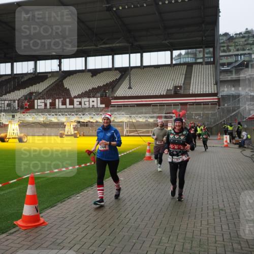 07.12.2025 - St. Pauli X-Mass-Run No. 15 Fabian Wolf http://msf.ph/oto/9422003 07.12.2025 11:48:59 Ziel 24, 146, 244, 548, 701, 703, 1966, 1967, 2717, 2718 meine-sportfotos.de