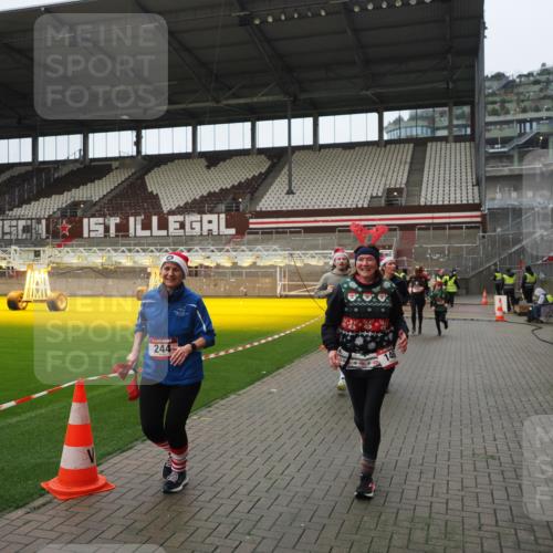 07.12.2025 - St. Pauli X-Mass-Run No. 15 Fabian Wolf http://msf.ph/oto/9422006 07.12.2025 11:48:59 Ziel 24, 146, 244, 548, 701, 703, 1966, 1967, 2717, 2718 meine-sportfotos.de