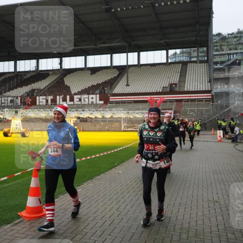 07.12.2025 - St. Pauli X-Mass-Run No. 15 Fabian Wolf http://msf.ph/oto/9422007 07.12.2025 11:48:59 Ziel 24, 146, 244, 548, 701, 703, 1966, 1967, 2717, 2718 meine-sportfotos.de