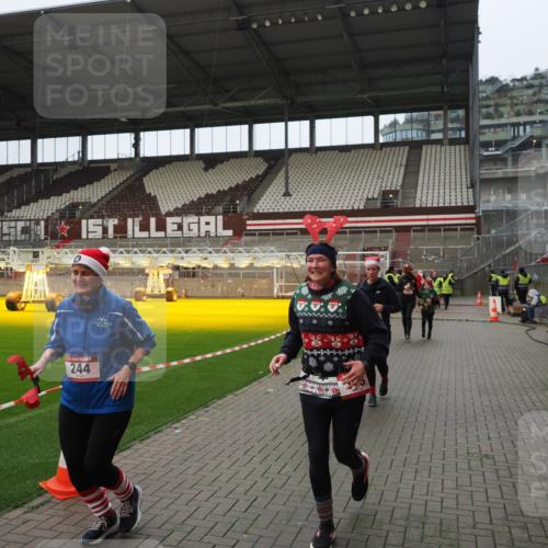 07.12.2025 - St. Pauli X-Mass-Run No. 15 Fabian Wolf http://msf.ph/oto/9422008 07.12.2025 11:49:00 Ziel 24, 146, 244, 548, 701, 703, 1966, 1967 meine-sportfotos.de