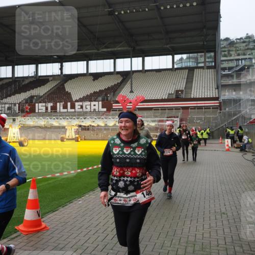 07.12.2025 - St. Pauli X-Mass-Run No. 15 Fabian Wolf http://msf.ph/oto/9422009 07.12.2025 11:49:00 Ziel 24, 146, 244, 548, 701, 703, 1966, 1967 meine-sportfotos.de