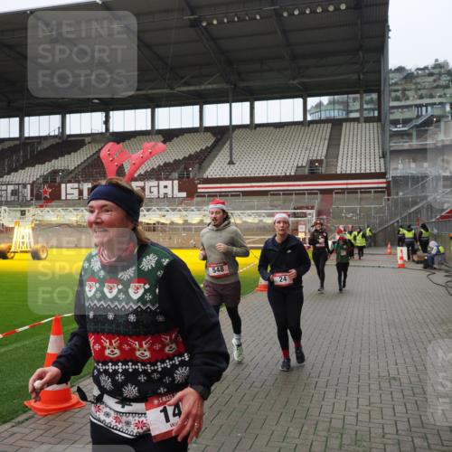 07.12.2025 - St. Pauli X-Mass-Run No. 15 Fabian Wolf http://msf.ph/oto/9422011 07.12.2025 11:49:00 Ziel 24, 146, 244, 548, 701, 703, 1966, 1967 meine-sportfotos.de