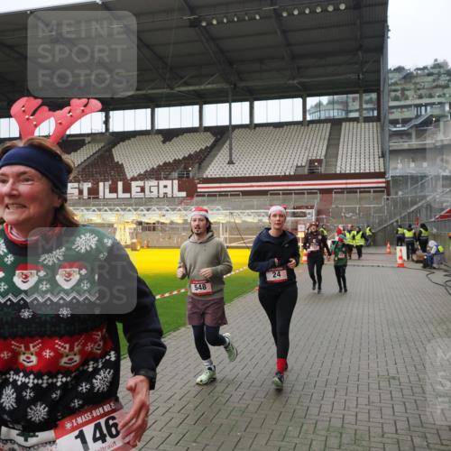 07.12.2025 - St. Pauli X-Mass-Run No. 15 Fabian Wolf http://msf.ph/oto/9422012 07.12.2025 11:49:01 Ziel 24, 146, 244, 548, 701, 703, 1966, 1967 meine-sportfotos.de