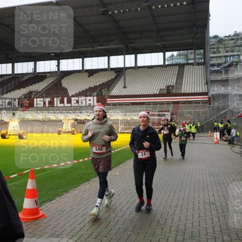 07.12.2025 - St. Pauli X-Mass-Run No. 15 Fabian Wolf http://msf.ph/oto/9422013 07.12.2025 11:49:01 Ziel 24, 146, 244, 548, 701, 703, 1966, 1967 meine-sportfotos.de