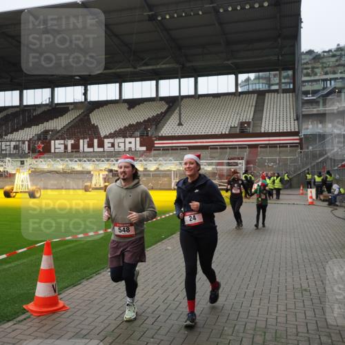 07.12.2025 - St. Pauli X-Mass-Run No. 15 Fabian Wolf http://msf.ph/oto/9422014 07.12.2025 11:49:01 Ziel 24, 146, 244, 548, 701, 703, 1966, 1967 meine-sportfotos.de