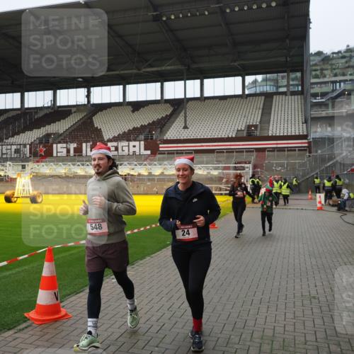 07.12.2025 - St. Pauli X-Mass-Run No. 15 Fabian Wolf http://msf.ph/oto/9422015 07.12.2025 11:49:01 Ziel 24, 146, 244, 548, 701, 703, 1966, 1967 meine-sportfotos.de