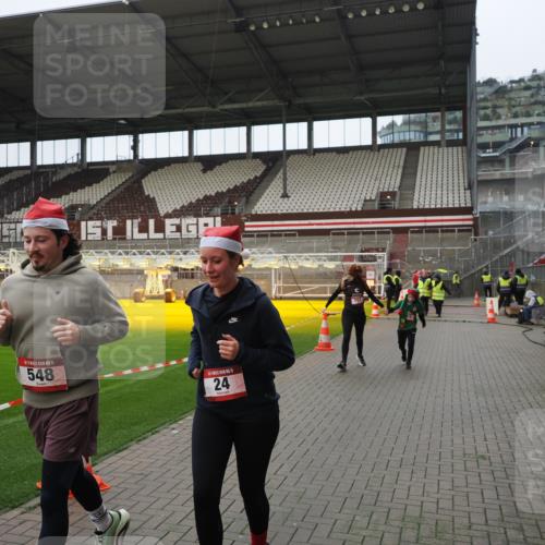 07.12.2025 - St. Pauli X-Mass-Run No. 15 Fabian Wolf http://msf.ph/oto/9422016 07.12.2025 11:49:02 Ziel 24, 146, 244, 548, 701, 703, 1966 meine-sportfotos.de