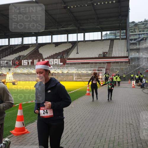 07.12.2025 - St. Pauli X-Mass-Run No. 15 Fabian Wolf http://msf.ph/oto/9422017 07.12.2025 11:49:02 Ziel 24, 146, 244, 548, 701, 703, 1966 meine-sportfotos.de