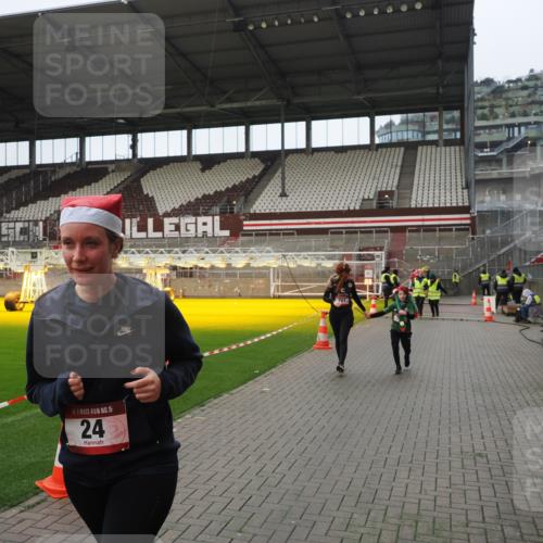 07.12.2025 - St. Pauli X-Mass-Run No. 15 Fabian Wolf http://msf.ph/oto/9422018 07.12.2025 11:49:02 Ziel 24, 146, 244, 548, 701, 703, 1966 meine-sportfotos.de