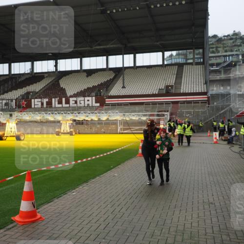 07.12.2025 - St. Pauli X-Mass-Run No. 15 Fabian Wolf http://msf.ph/oto/9422019 07.12.2025 11:49:04 Ziel 24, 146, 244, 548, 701, 703 meine-sportfotos.de