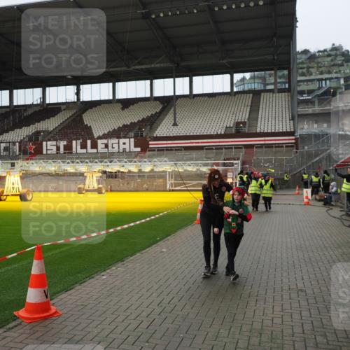07.12.2025 - St. Pauli X-Mass-Run No. 15 Fabian Wolf http://msf.ph/oto/9422022 07.12.2025 11:49:04 Ziel 24, 146, 244, 548, 701, 703 meine-sportfotos.de