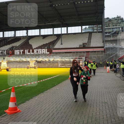 07.12.2025 - St. Pauli X-Mass-Run No. 15 Fabian Wolf http://msf.ph/oto/9422023 07.12.2025 11:49:05 Ziel 24, 146, 244, 548, 701, 703 meine-sportfotos.de