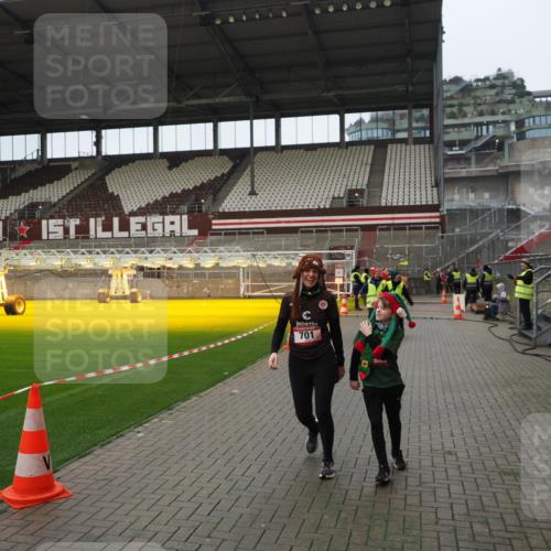 07.12.2025 - St. Pauli X-Mass-Run No. 15 Fabian Wolf http://msf.ph/oto/9422025 07.12.2025 11:49:05 Ziel 24, 146, 244, 548, 701, 703 meine-sportfotos.de