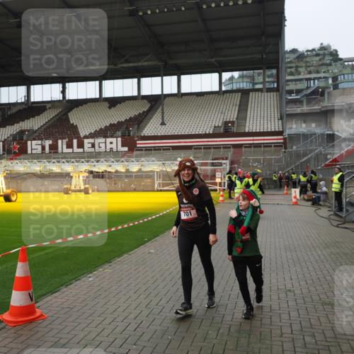 07.12.2025 - St. Pauli X-Mass-Run No. 15 Fabian Wolf http://msf.ph/oto/9422026 07.12.2025 11:49:05 Ziel 24, 146, 244, 548, 701, 703 meine-sportfotos.de