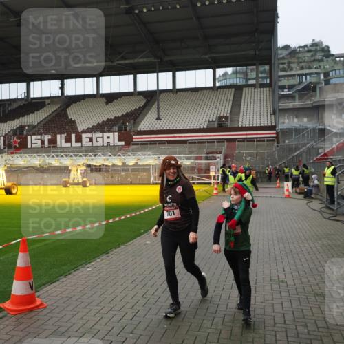 07.12.2025 - St. Pauli X-Mass-Run No. 15 Fabian Wolf http://msf.ph/oto/9422027 07.12.2025 11:49:05 Ziel 24, 146, 244, 548, 701, 703 meine-sportfotos.de