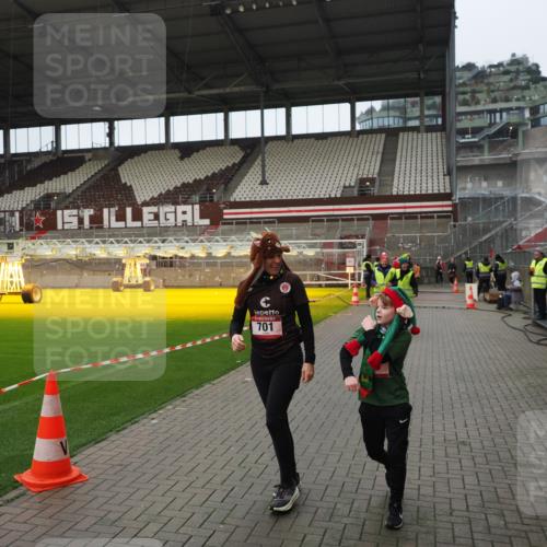 07.12.2025 - St. Pauli X-Mass-Run No. 15 Fabian Wolf http://msf.ph/oto/9422028 07.12.2025 11:49:06 Ziel 24, 146, 244, 548, 701, 703 meine-sportfotos.de
