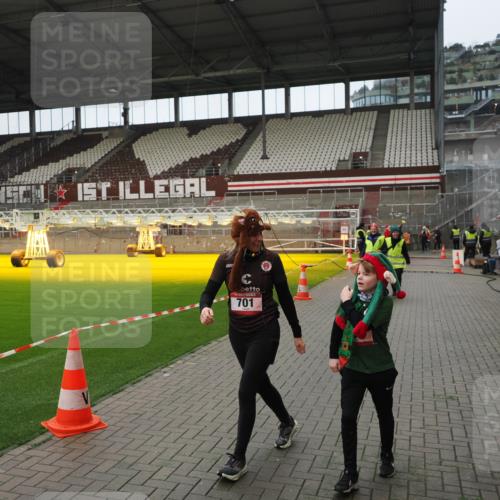 07.12.2025 - St. Pauli X-Mass-Run No. 15 Fabian Wolf http://msf.ph/oto/9422029 07.12.2025 11:49:06 Ziel 24, 146, 244, 548, 701, 703 meine-sportfotos.de