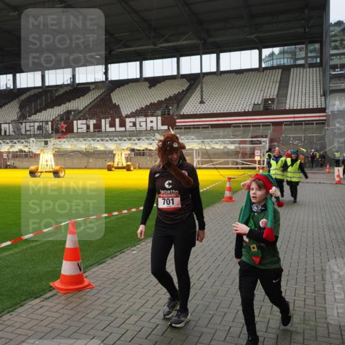 07.12.2025 - St. Pauli X-Mass-Run No. 15 Fabian Wolf http://msf.ph/oto/9422030 07.12.2025 11:49:06 Ziel 24, 146, 244, 548, 701, 703 meine-sportfotos.de