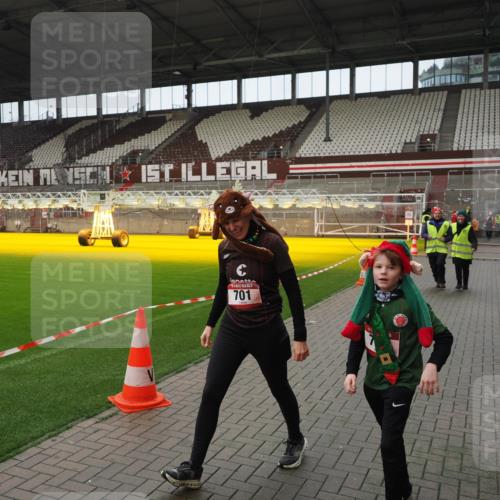 07.12.2025 - St. Pauli X-Mass-Run No. 15 Fabian Wolf http://msf.ph/oto/9422031 07.12.2025 11:49:06 Ziel 24, 146, 244, 548, 701, 703 meine-sportfotos.de