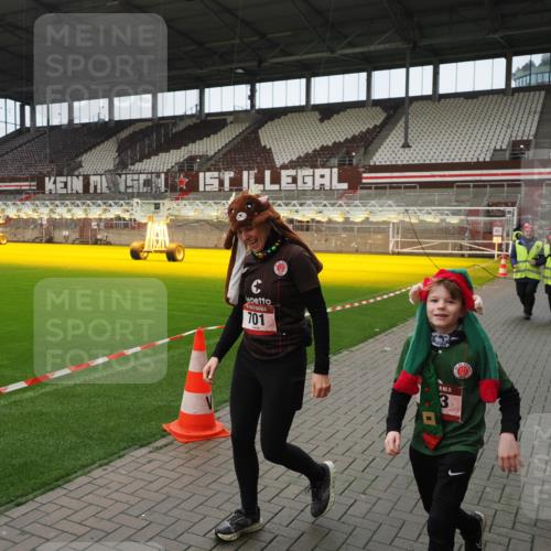 07.12.2025 - St. Pauli X-Mass-Run No. 15 Fabian Wolf http://msf.ph/oto/9422032 07.12.2025 11:49:06 Ziel 24, 146, 244, 548, 701, 703 meine-sportfotos.de
