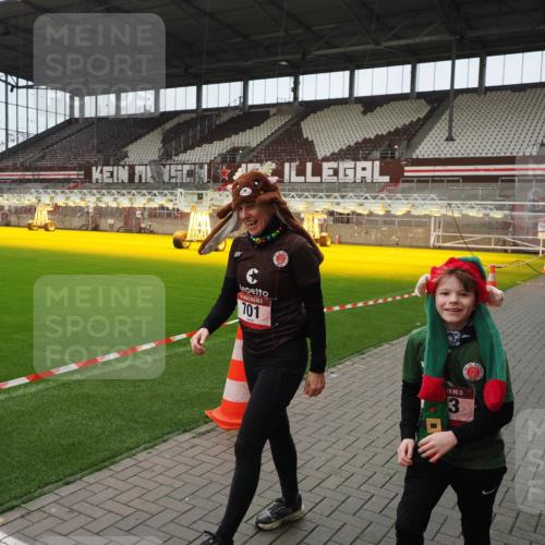 07.12.2025 - St. Pauli X-Mass-Run No. 15 Fabian Wolf http://msf.ph/oto/9422033 07.12.2025 11:49:07 Ziel 24, 146, 244, 548, 701, 703 meine-sportfotos.de