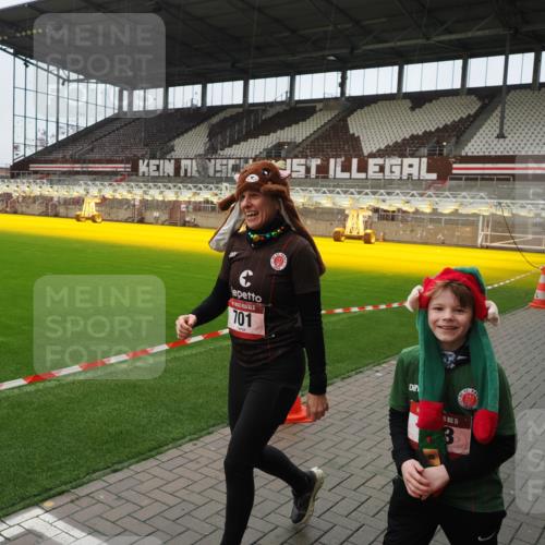 07.12.2025 - St. Pauli X-Mass-Run No. 15 Fabian Wolf http://msf.ph/oto/9422034 07.12.2025 11:49:07 Ziel 24, 146, 244, 548, 701, 703 meine-sportfotos.de