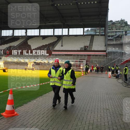 07.12.2025 - St. Pauli X-Mass-Run No. 15 Fabian Wolf http://msf.ph/oto/9422040 07.12.2025 11:49:09 Ziel 24, 146, 244, 548, 701, 703 meine-sportfotos.de