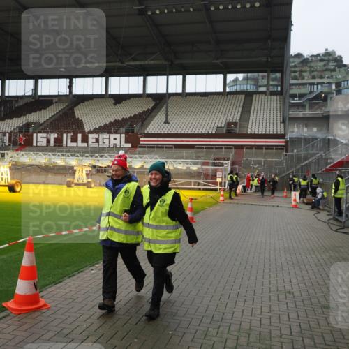 07.12.2025 - St. Pauli X-Mass-Run No. 15 Fabian Wolf http://msf.ph/oto/9422042 07.12.2025 11:49:10 Ziel 24, 146, 548, 701, 703 meine-sportfotos.de