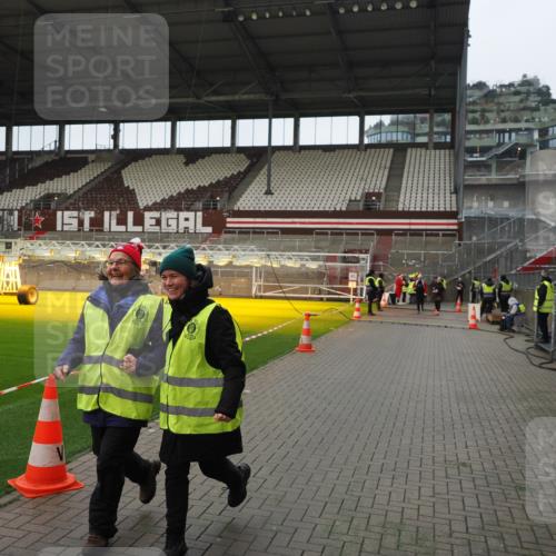 07.12.2025 - St. Pauli X-Mass-Run No. 15 Fabian Wolf http://msf.ph/oto/9422044 07.12.2025 11:49:10 Ziel 24, 146, 548, 701, 703 meine-sportfotos.de