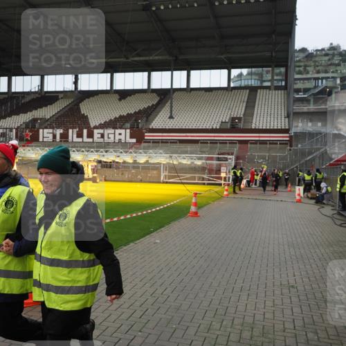 07.12.2025 - St. Pauli X-Mass-Run No. 15 Fabian Wolf http://msf.ph/oto/9422046 07.12.2025 11:49:11 Ziel 24, 548, 701, 703, 1992, 1993 meine-sportfotos.de
