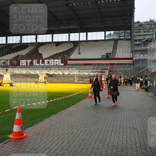 07.12.2025 - St. Pauli X-Mass-Run No. 15 Fabian Wolf http://msf.ph/oto/9422050 07.12.2025 11:49:18 Ziel 360, 1992, 1993, 4601 meine-sportfotos.de