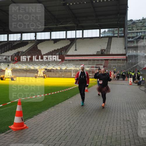 07.12.2025 - St. Pauli X-Mass-Run No. 15 Fabian Wolf http://msf.ph/oto/9422052 07.12.2025 11:49:19 Ziel 360, 1992, 1993, 4601 meine-sportfotos.de