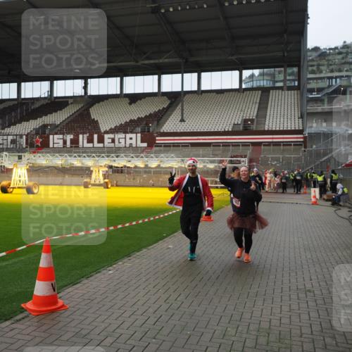 07.12.2025 - St. Pauli X-Mass-Run No. 15 Fabian Wolf http://msf.ph/oto/9422053 07.12.2025 11:49:19 Ziel 360, 1992, 1993, 4601 meine-sportfotos.de
