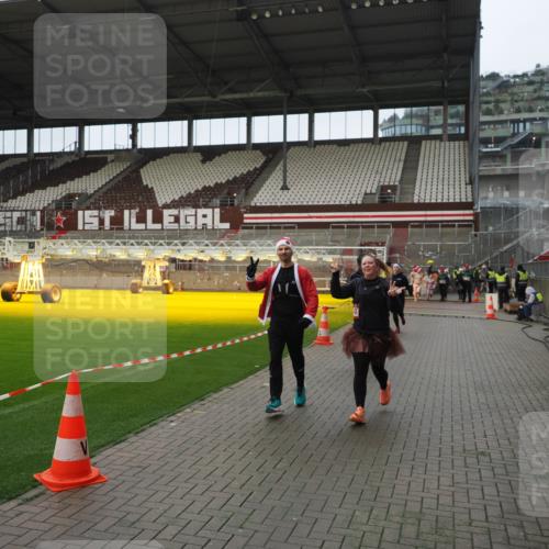 07.12.2025 - St. Pauli X-Mass-Run No. 15 Fabian Wolf http://msf.ph/oto/9422054 07.12.2025 11:49:19 Ziel 360, 1992, 1993, 4601 meine-sportfotos.de
