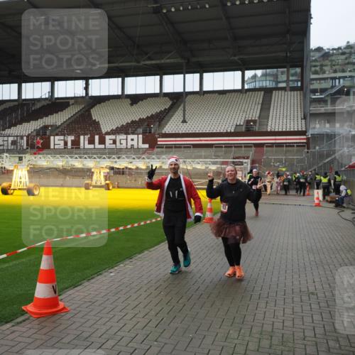07.12.2025 - St. Pauli X-Mass-Run No. 15 Fabian Wolf http://msf.ph/oto/9422055 07.12.2025 11:49:20 Ziel 360, 1992, 1993, 4601 meine-sportfotos.de