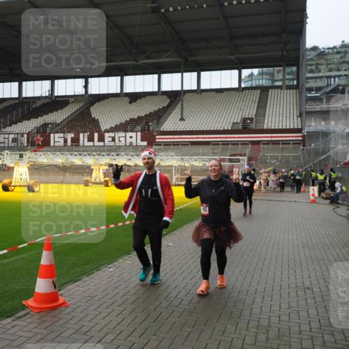 07.12.2025 - St. Pauli X-Mass-Run No. 15 Fabian Wolf http://msf.ph/oto/9422057 07.12.2025 11:49:20 Ziel 360, 1992, 1993, 4601 meine-sportfotos.de