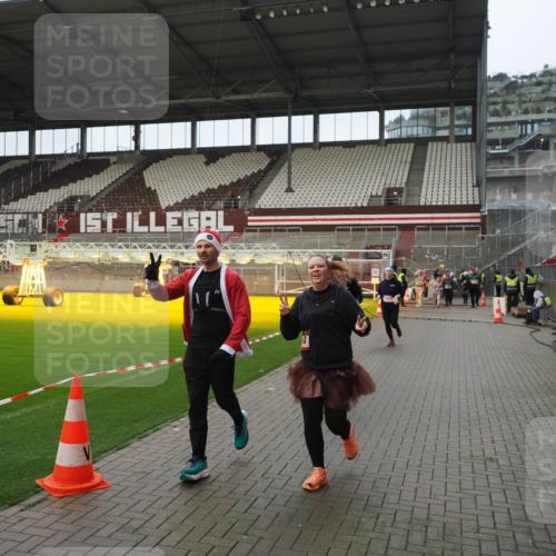 07.12.2025 - St. Pauli X-Mass-Run No. 15 Fabian Wolf http://msf.ph/oto/9422058 07.12.2025 11:49:20 Ziel 360, 1992, 1993, 4601 meine-sportfotos.de