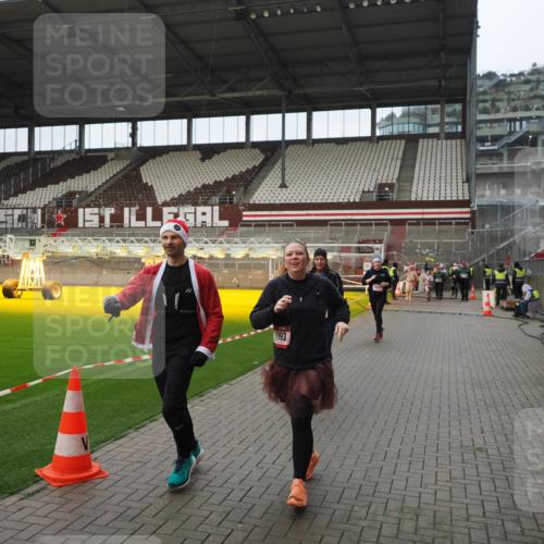 07.12.2025 - St. Pauli X-Mass-Run No. 15 Fabian Wolf http://msf.ph/oto/9422059 07.12.2025 11:49:20 Ziel 360, 1992, 1993, 4601 meine-sportfotos.de