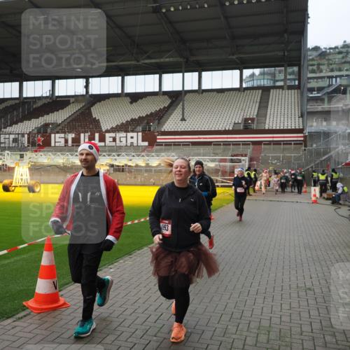 07.12.2025 - St. Pauli X-Mass-Run No. 15 Fabian Wolf http://msf.ph/oto/9422060 07.12.2025 11:49:21 Ziel 360, 1992, 1993, 3421, 3424, 4601, 4643 meine-sportfotos.de