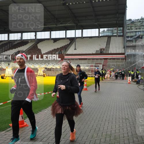 07.12.2025 - St. Pauli X-Mass-Run No. 15 Fabian Wolf http://msf.ph/oto/9422061 07.12.2025 11:49:21 Ziel 360, 1992, 1993, 3421, 3424, 4601, 4643 meine-sportfotos.de