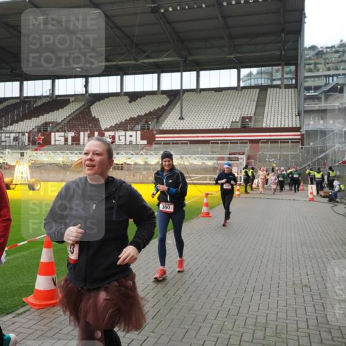 07.12.2025 - St. Pauli X-Mass-Run No. 15 Fabian Wolf http://msf.ph/oto/9422063 07.12.2025 11:49:21 Ziel 360, 1992, 1993, 3421, 3424, 4601, 4643 meine-sportfotos.de
