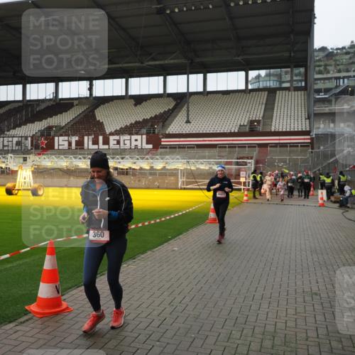 07.12.2025 - St. Pauli X-Mass-Run No. 15 Fabian Wolf http://msf.ph/oto/9422065 07.12.2025 11:49:22 Ziel 360, 1992, 1993, 2344, 3421, 3424, 4601, 4643, 4646 meine-sportfotos.de