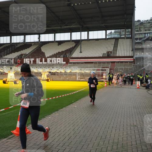 07.12.2025 - St. Pauli X-Mass-Run No. 15 Fabian Wolf http://msf.ph/oto/9422066 07.12.2025 11:49:22 Ziel 360, 1992, 1993, 2344, 3421, 3424, 4601, 4643, 4646 meine-sportfotos.de