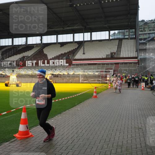 07.12.2025 - St. Pauli X-Mass-Run No. 15 Fabian Wolf http://msf.ph/oto/9422072 07.12.2025 11:49:24 Ziel 360, 1992, 1993, 2003, 2344, 2346, 3421, 3424, 4601, 4643, 4646 meine-sportfotos.de