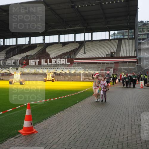 07.12.2025 - St. Pauli X-Mass-Run No. 15 Fabian Wolf http://msf.ph/oto/9422073 07.12.2025 11:49:27 Ziel 360, 1992, 1993, 2003, 2344, 2346, 3421, 3424, 3665, 3685, 4601, 4643, 4646 meine-sportfotos.de