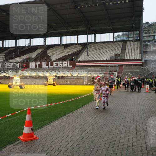 07.12.2025 - St. Pauli X-Mass-Run No. 15 Fabian Wolf http://msf.ph/oto/9422074 07.12.2025 11:49:27 Ziel 360, 1992, 1993, 2003, 2344, 2346, 3421, 3424, 3665, 3685, 4601, 4643, 4646 meine-sportfotos.de