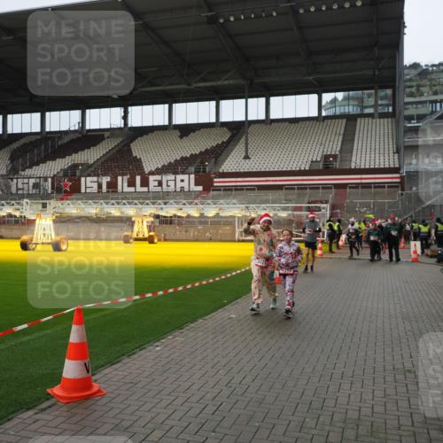 07.12.2025 - St. Pauli X-Mass-Run No. 15 Fabian Wolf http://msf.ph/oto/9422075 07.12.2025 11:49:27 Ziel 360, 1992, 1993, 2003, 2344, 2346, 3421, 3424, 3665, 3685, 4601, 4643, 4646 meine-sportfotos.de