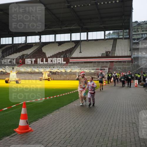 07.12.2025 - St. Pauli X-Mass-Run No. 15 Fabian Wolf http://msf.ph/oto/9422076 07.12.2025 11:49:27 Ziel 360, 1992, 1993, 2003, 2344, 2346, 3421, 3424, 3665, 3685, 4601, 4643, 4646 meine-sportfotos.de