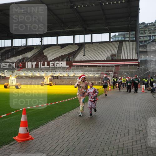 07.12.2025 - St. Pauli X-Mass-Run No. 15 Fabian Wolf http://msf.ph/oto/9422077 07.12.2025 11:49:27 Ziel 360, 1992, 1993, 2003, 2344, 2346, 3421, 3424, 3665, 3685, 4601, 4643, 4646 meine-sportfotos.de